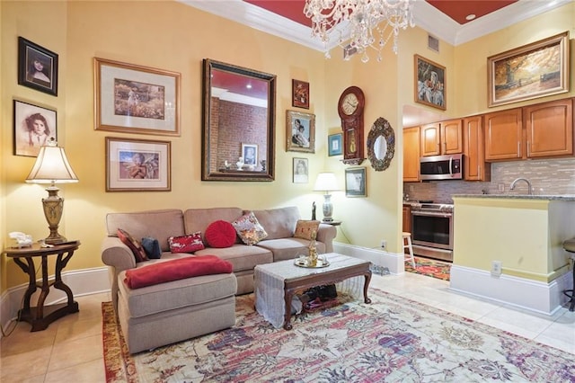 living room featuring ornamental molding, a notable chandelier, light tile patterned floors, and sink