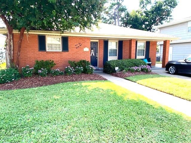 ranch-style home with a front yard