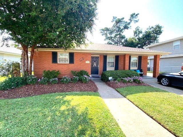 view of front of property featuring a front lawn