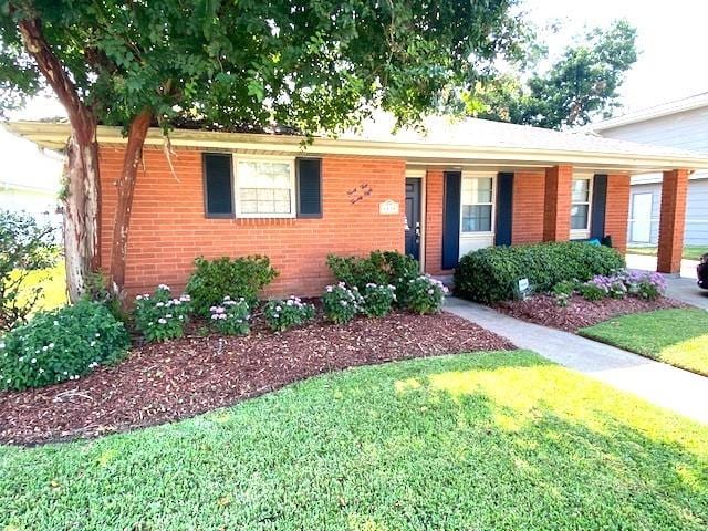 view of front of home featuring a front yard