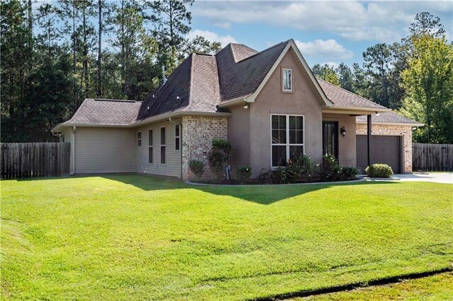 view of front of home featuring a garage and a front yard