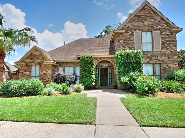 front facade featuring a front yard