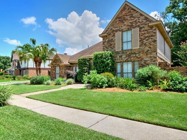 view of front of home with a front yard