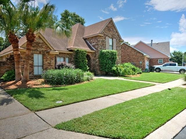 view of front of property featuring a front lawn