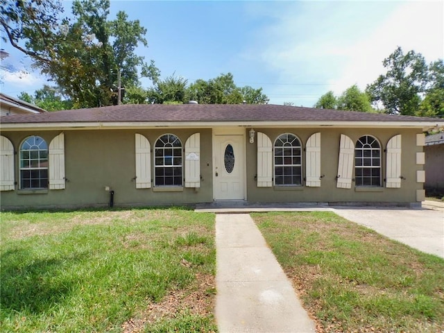 single story home featuring a front yard