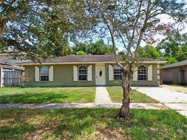 ranch-style home featuring a front lawn