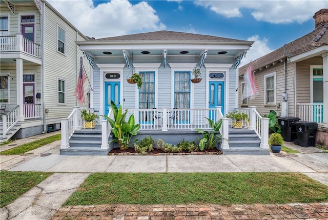 view of front of house with a balcony