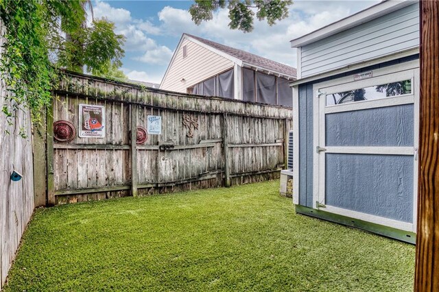 view of yard with a storage unit