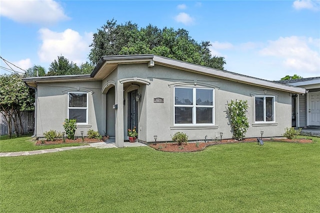 view of front facade with a front yard