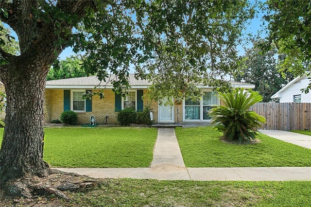 single story home featuring a front lawn