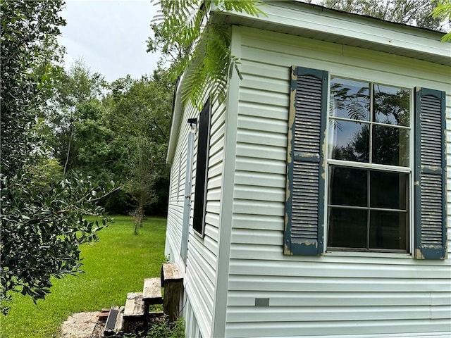 view of side of property featuring a yard