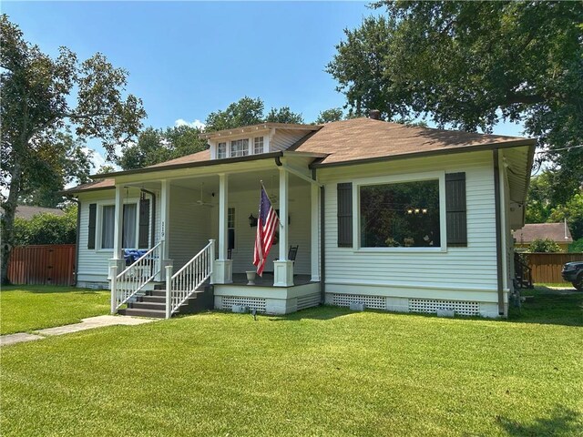 bungalow-style house featuring a front lawn and a porch