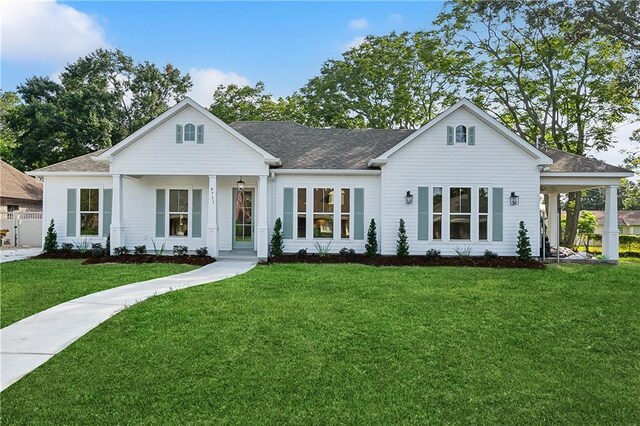 view of front facade featuring a front lawn