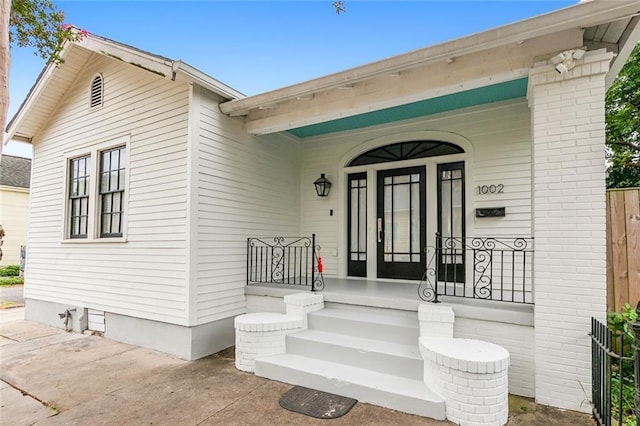 property entrance featuring a porch