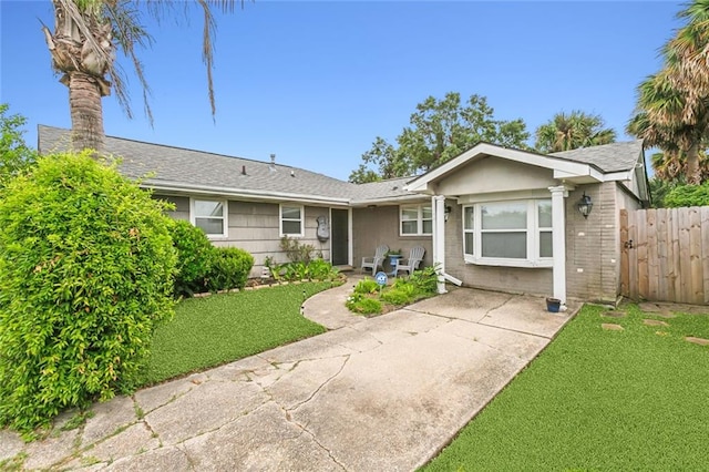 ranch-style house featuring a front lawn