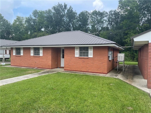 view of front of house with a front yard