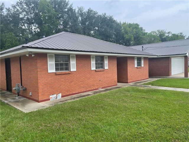 view of front facade with a front yard