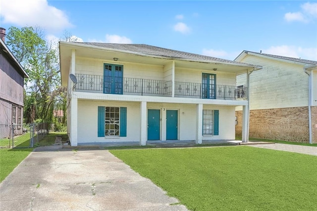3 Shepard Ct, New Orleans, LA 70114 - rear view of house with fence, a yard, and a balcony