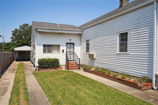 view of front facade with a front lawn