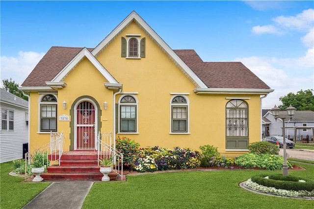 view of front of home featuring a front yard