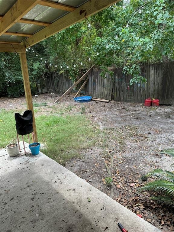 view of yard featuring a patio area