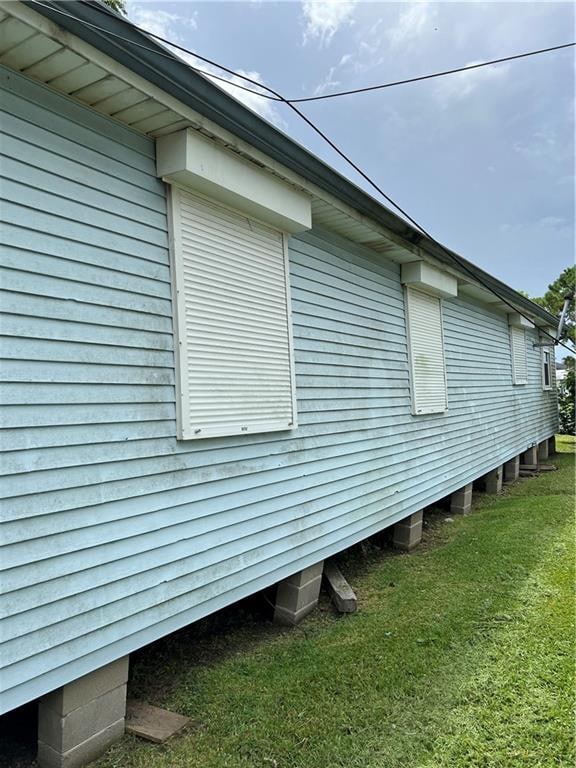 view of side of home featuring a lawn