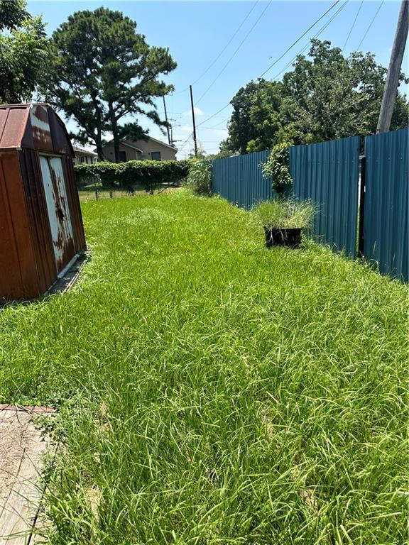 view of yard featuring a storage unit