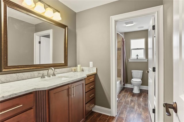 full bathroom with shower / bathtub combination with curtain, toilet, wood tiled floor, vanity, and baseboards