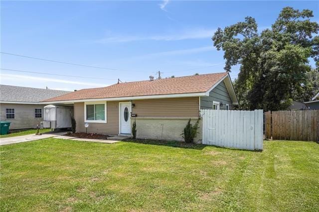 ranch-style home featuring a front lawn