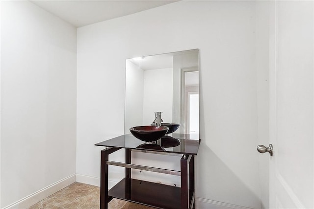 unfurnished room with crown molding and light tile patterned floors