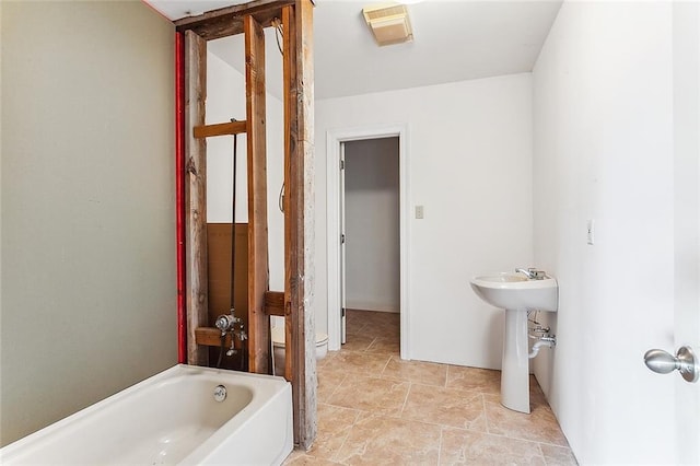 bathroom featuring a washtub