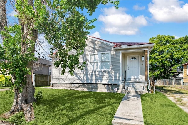 view of front facade featuring a front yard