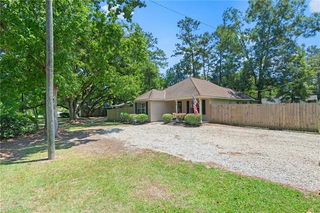 single story home with a front lawn