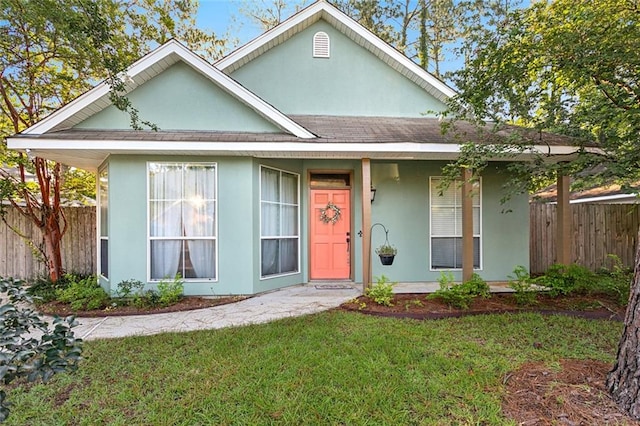 view of front facade with a front yard