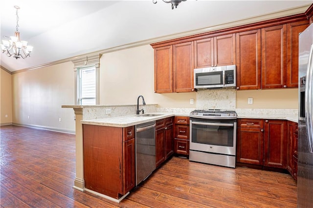 kitchen featuring appliances with stainless steel finishes, a chandelier, kitchen peninsula, and dark hardwood / wood-style floors