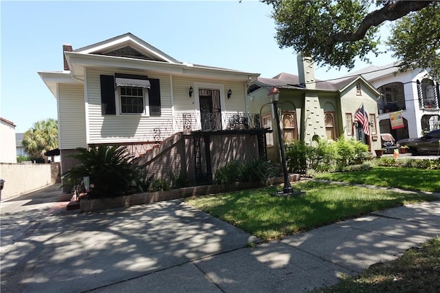 view of front facade featuring a front lawn