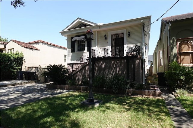 view of front facade featuring a front yard