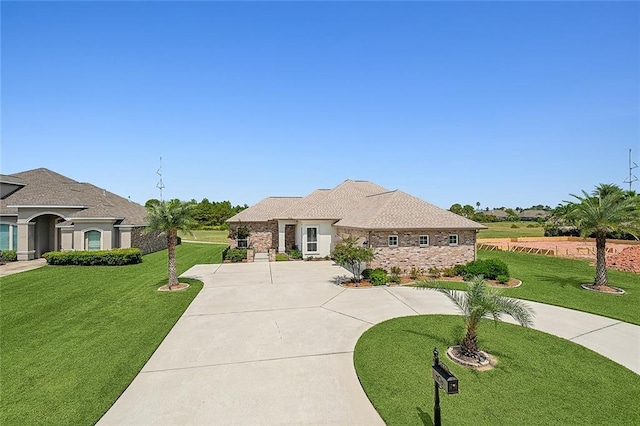 view of front of house featuring a front lawn