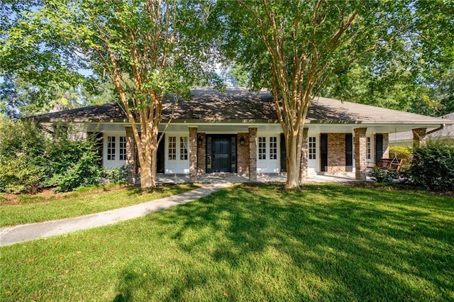 single story home with a front yard