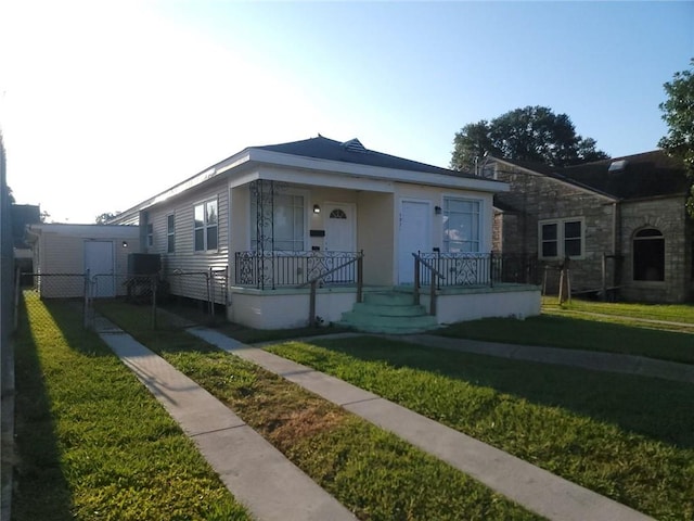 view of front of property with a front yard