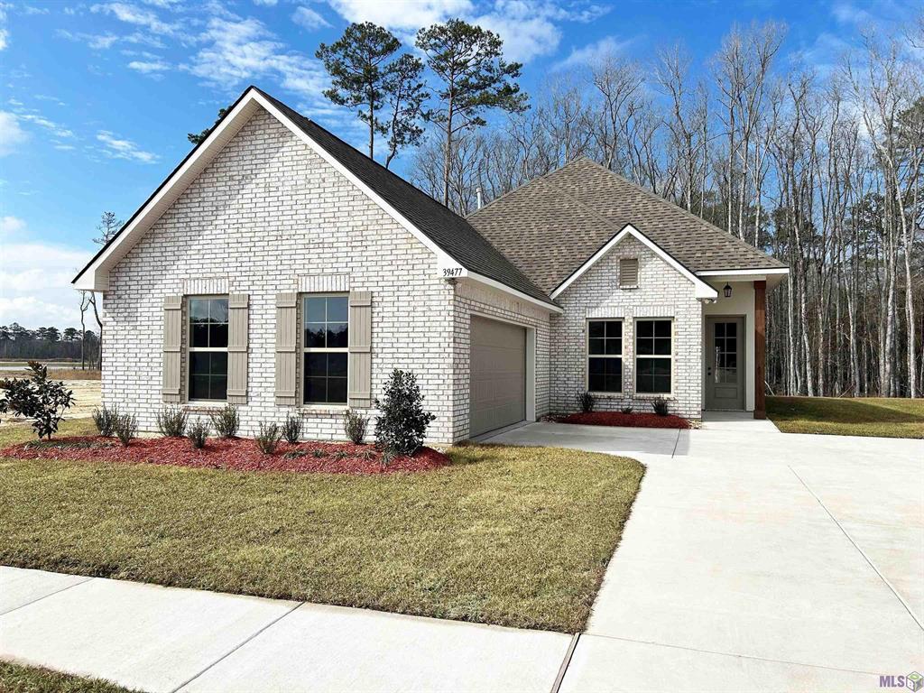 view of front of property featuring a front yard