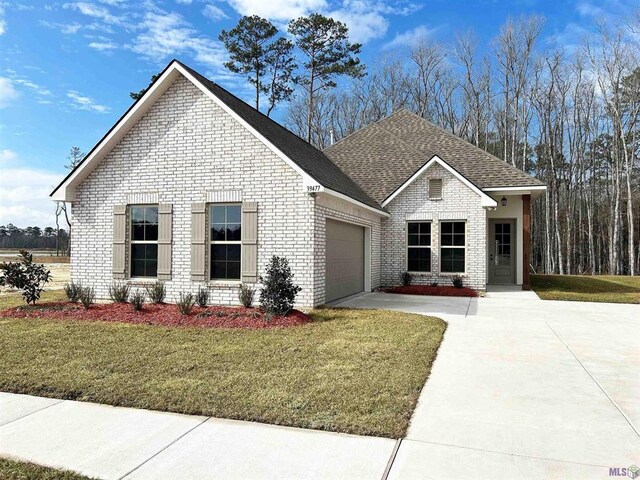 view of front of property featuring a front yard