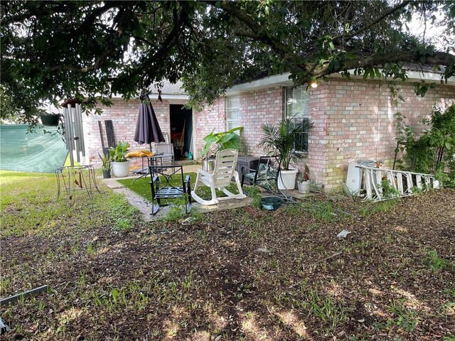 view of yard featuring a patio