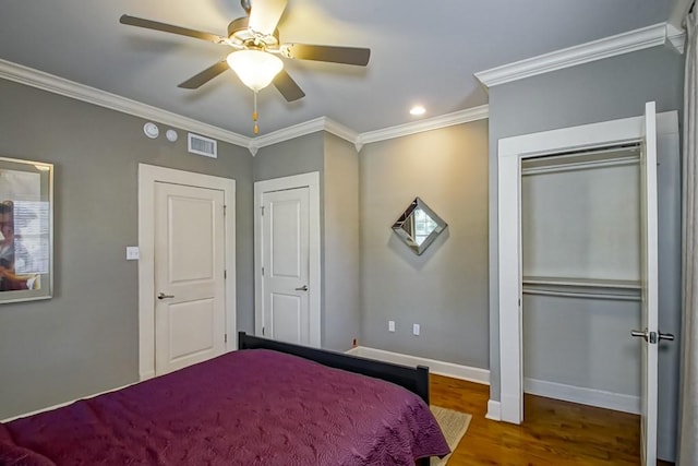 bedroom featuring hardwood / wood-style floors, ornamental molding, and ceiling fan