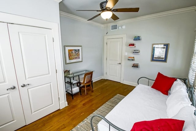 living room with ceiling fan, crown molding, and dark wood-type flooring