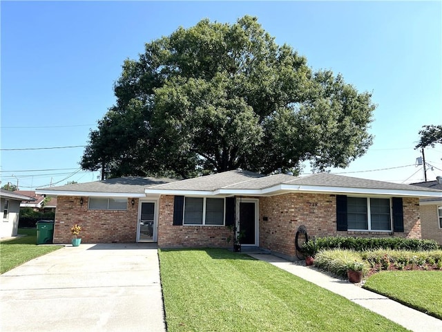 single story home featuring a front lawn