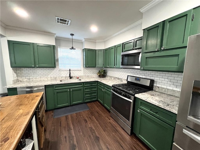 kitchen featuring sink, green cabinets, appliances with stainless steel finishes, and dark wood-type flooring