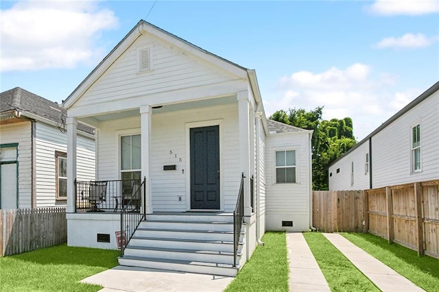 bungalow featuring a front yard