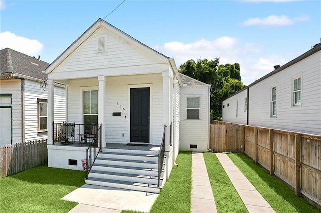 view of front of home featuring a front lawn