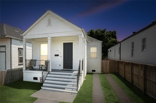 view of front of house with a front lawn